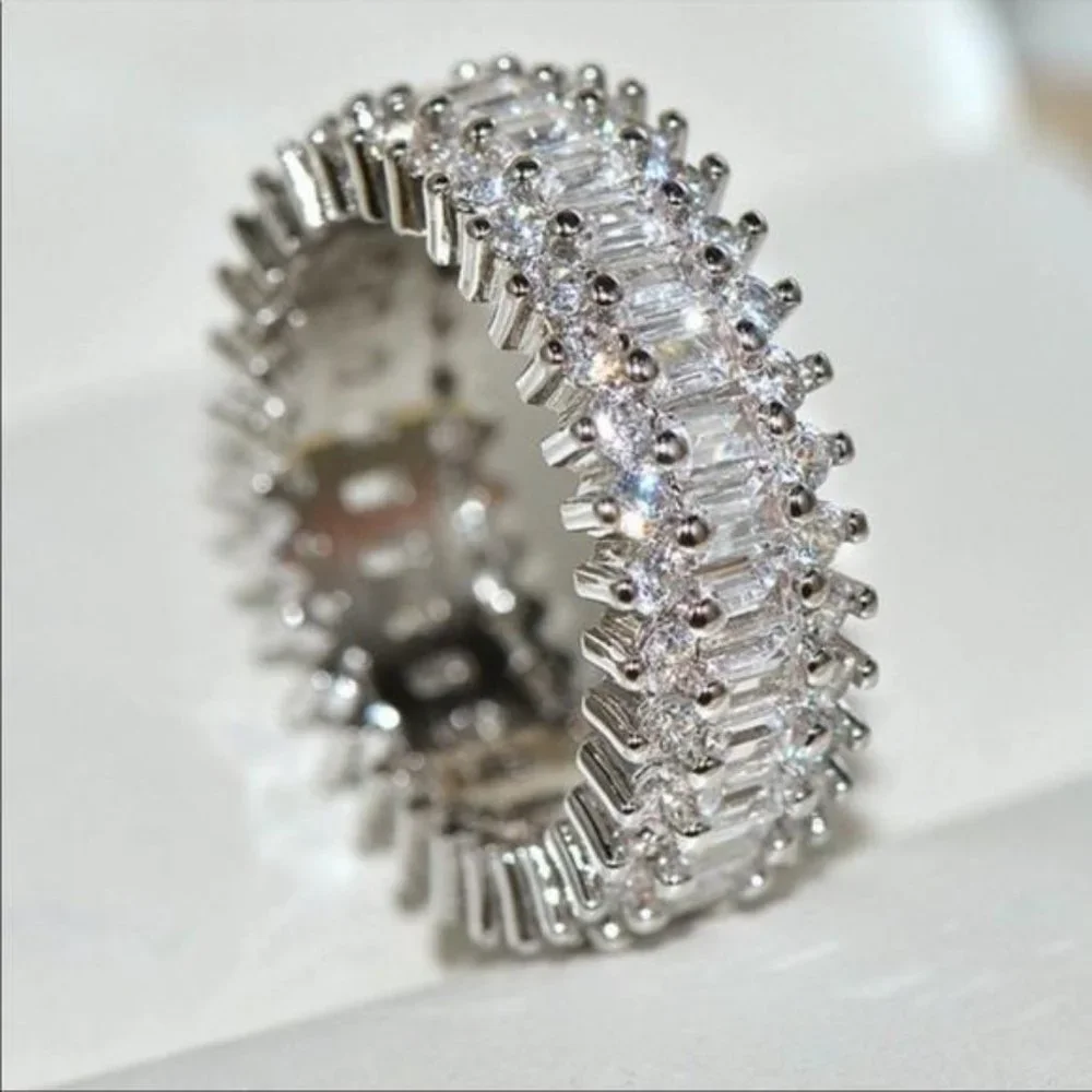NEW 18K GOLD BAGUETTE ROUND DIAMOND ETERNITY RING - Picture 4 of 7